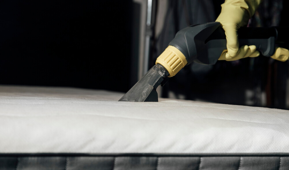Cleaning the mattress with a washing vacuum cleaner